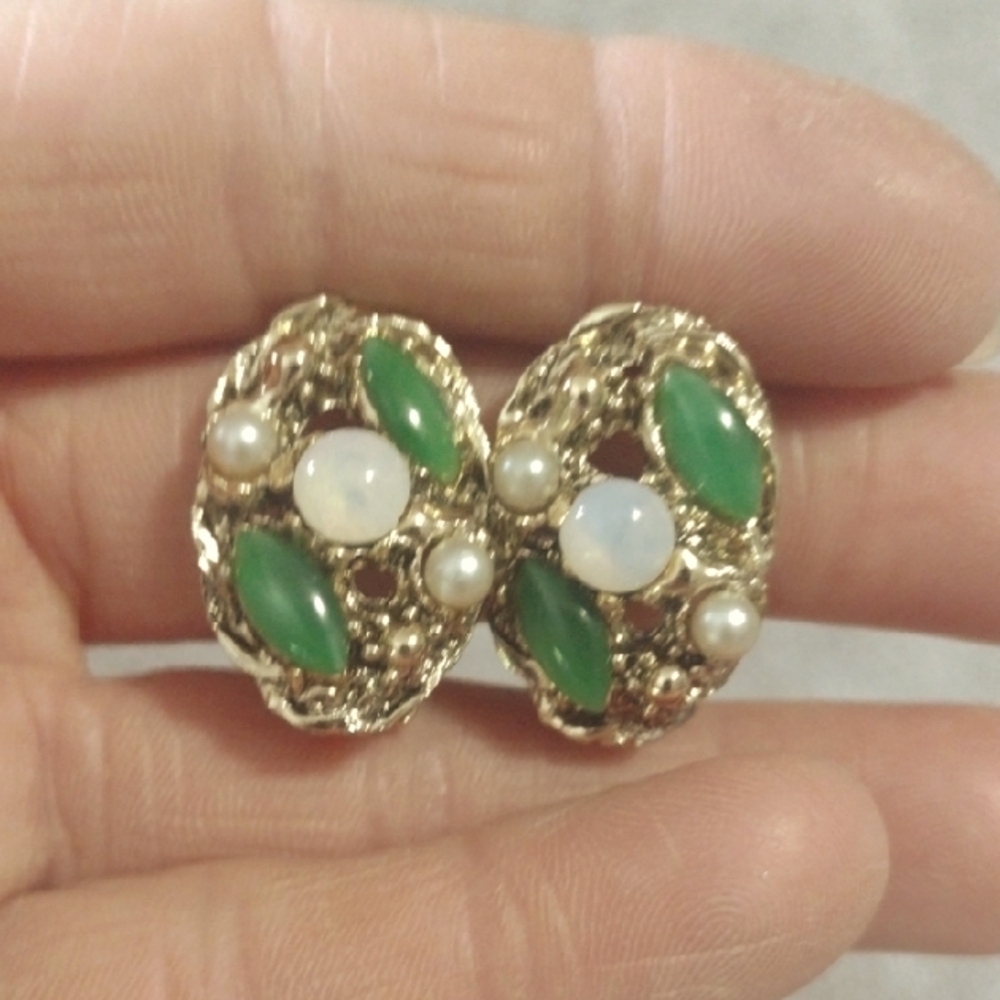 VINTAGE FAUX IVORY PEARL GREEN GLASS BUBBLE BEADED GOLD-TONE CLIP-ON EARRINGS